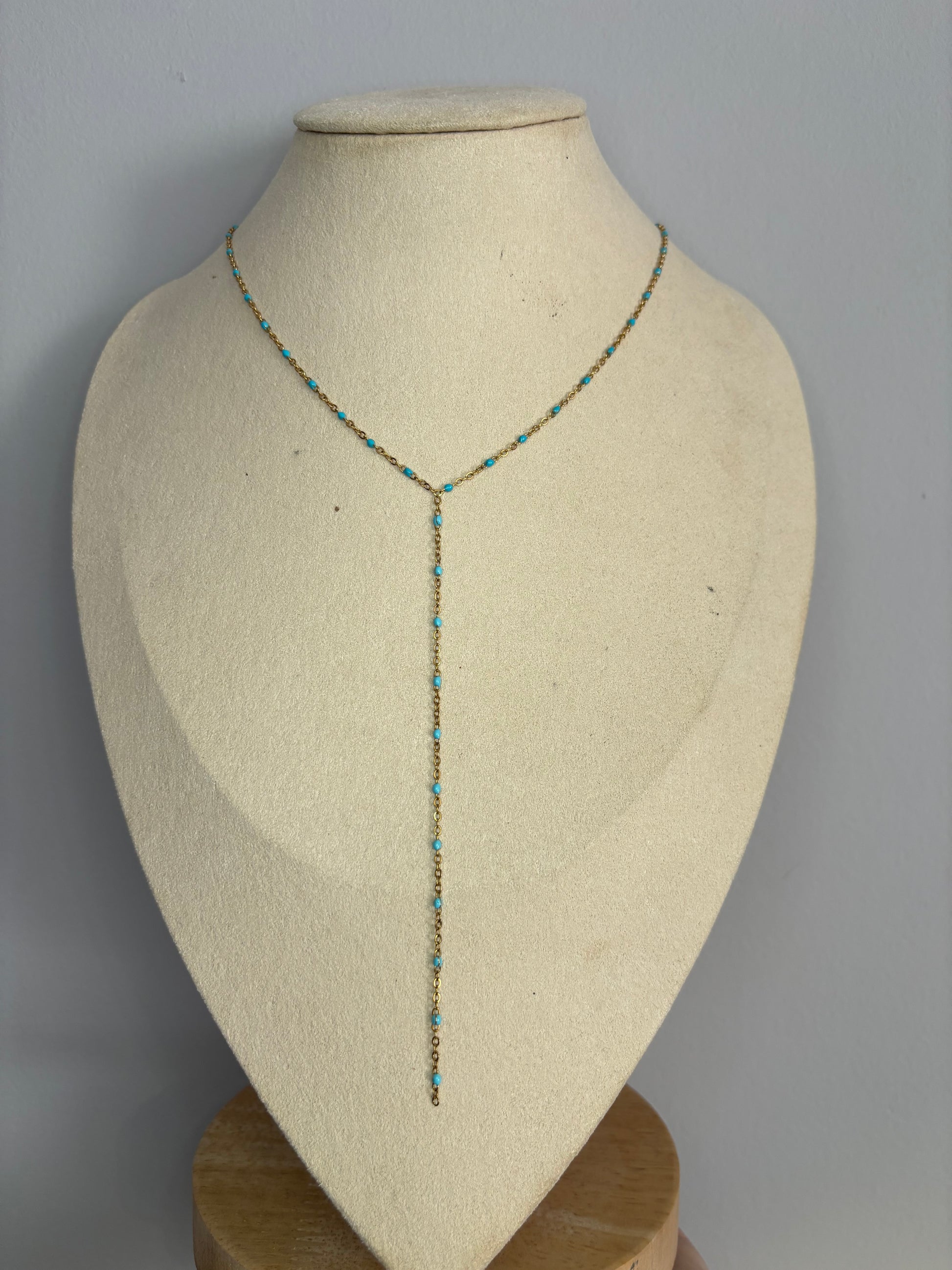 Collier Y dorée avec Couleur blanche, verte ou bleu