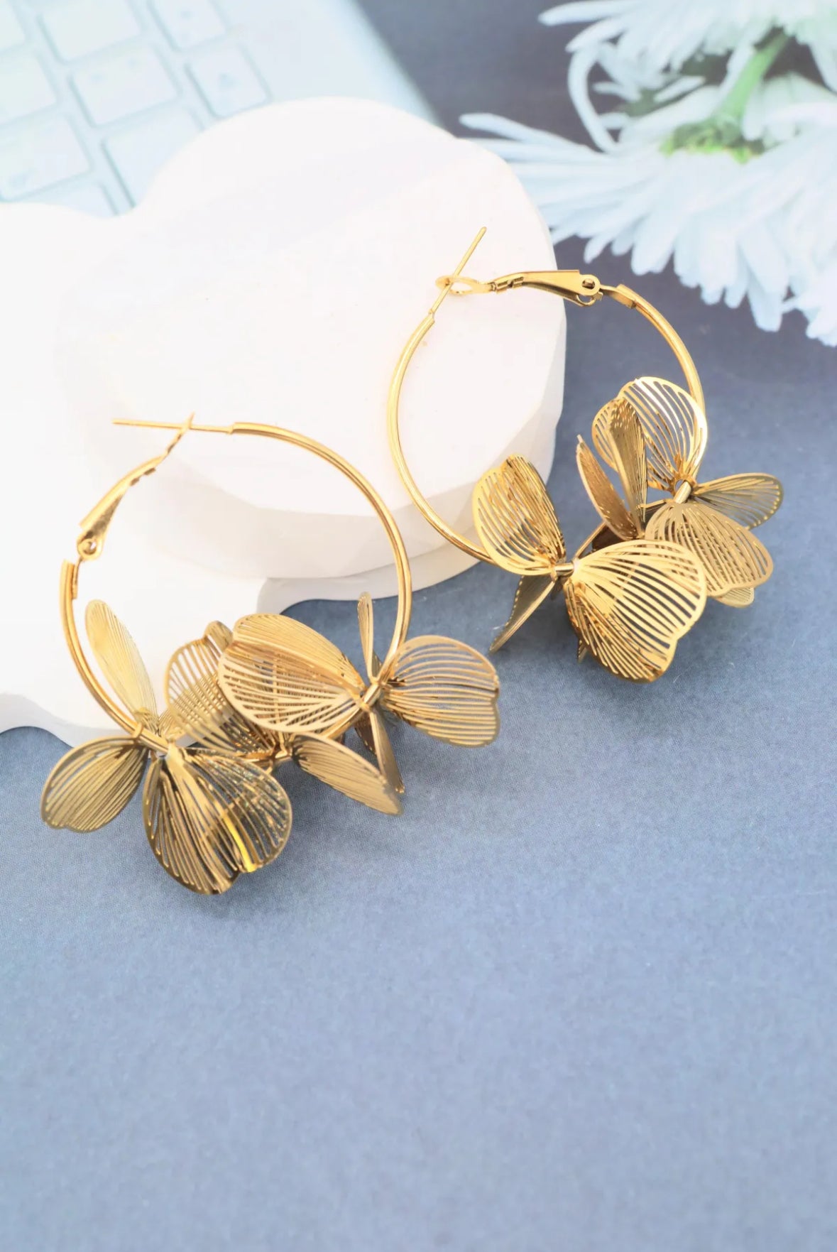 Boucles d’oreilles fleurs grand modele couleur argentés et dorée