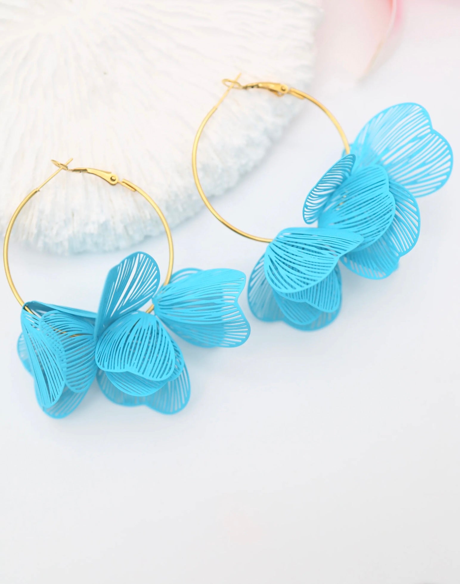 Boucles d’oreille dorée fleurs grande Modèle