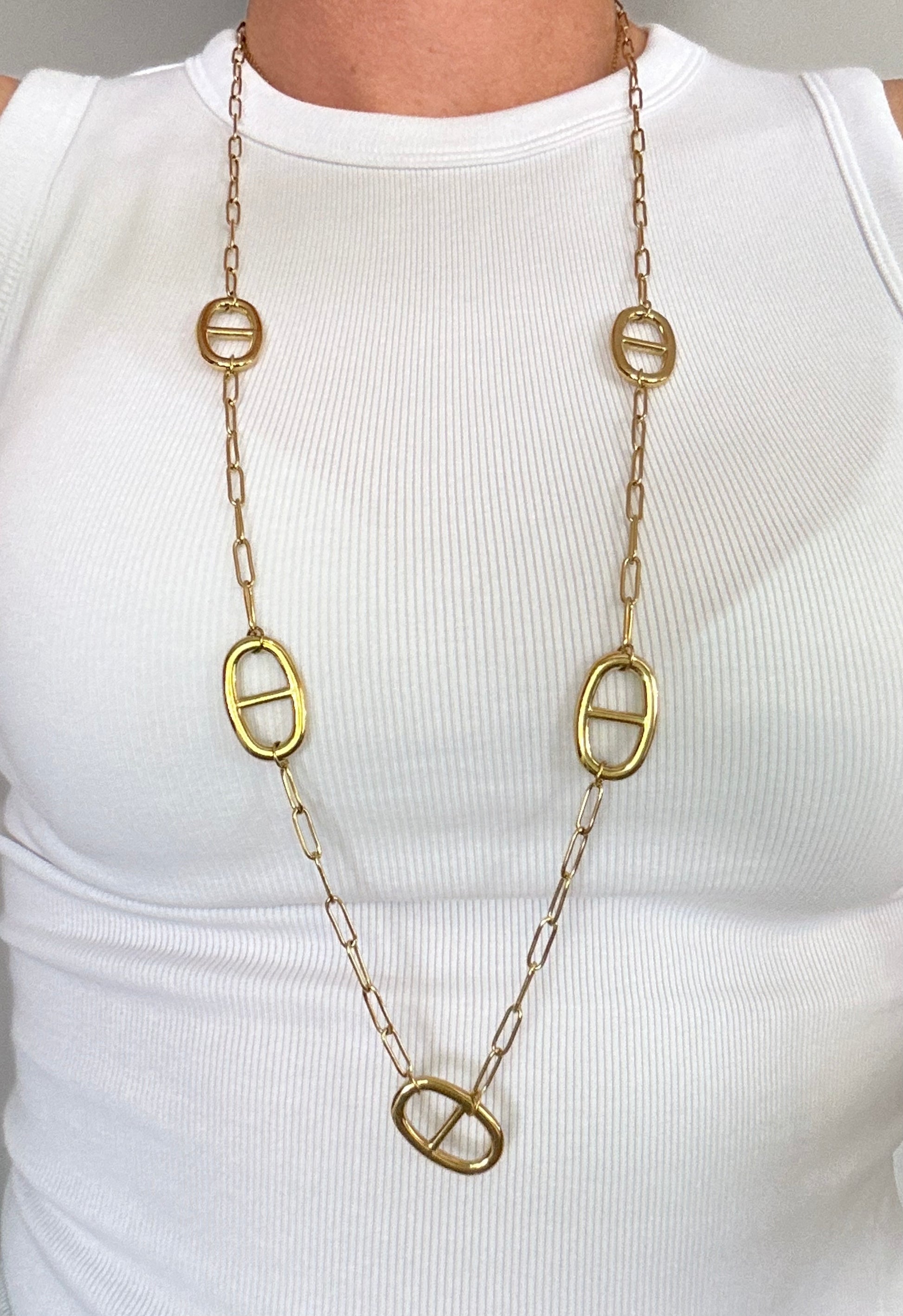 Sautoirs or et argentés grosse maille avec insigne