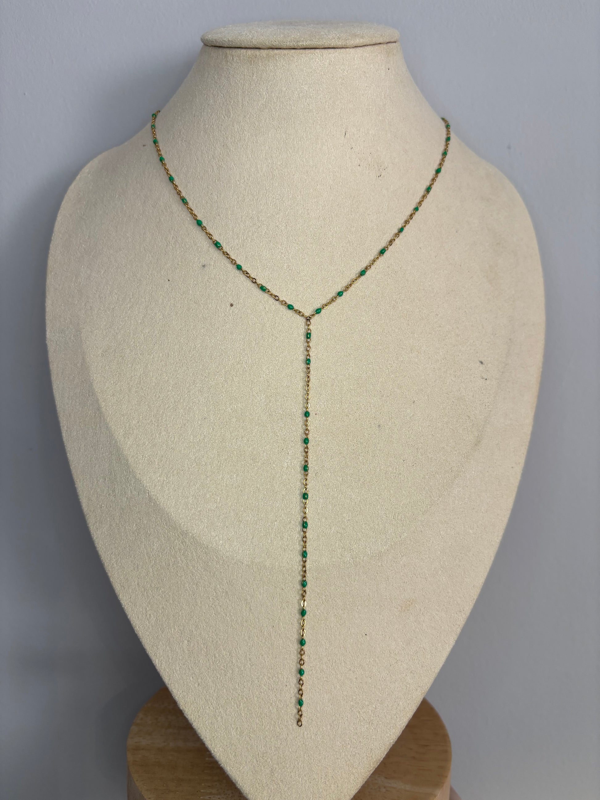Collier Y dorée avec Couleur blanche, verte ou bleu