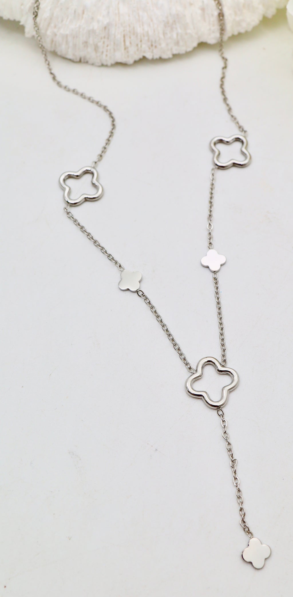 Collier Y Trèfles Ajourés – Acier inoxydable doré ou argenté