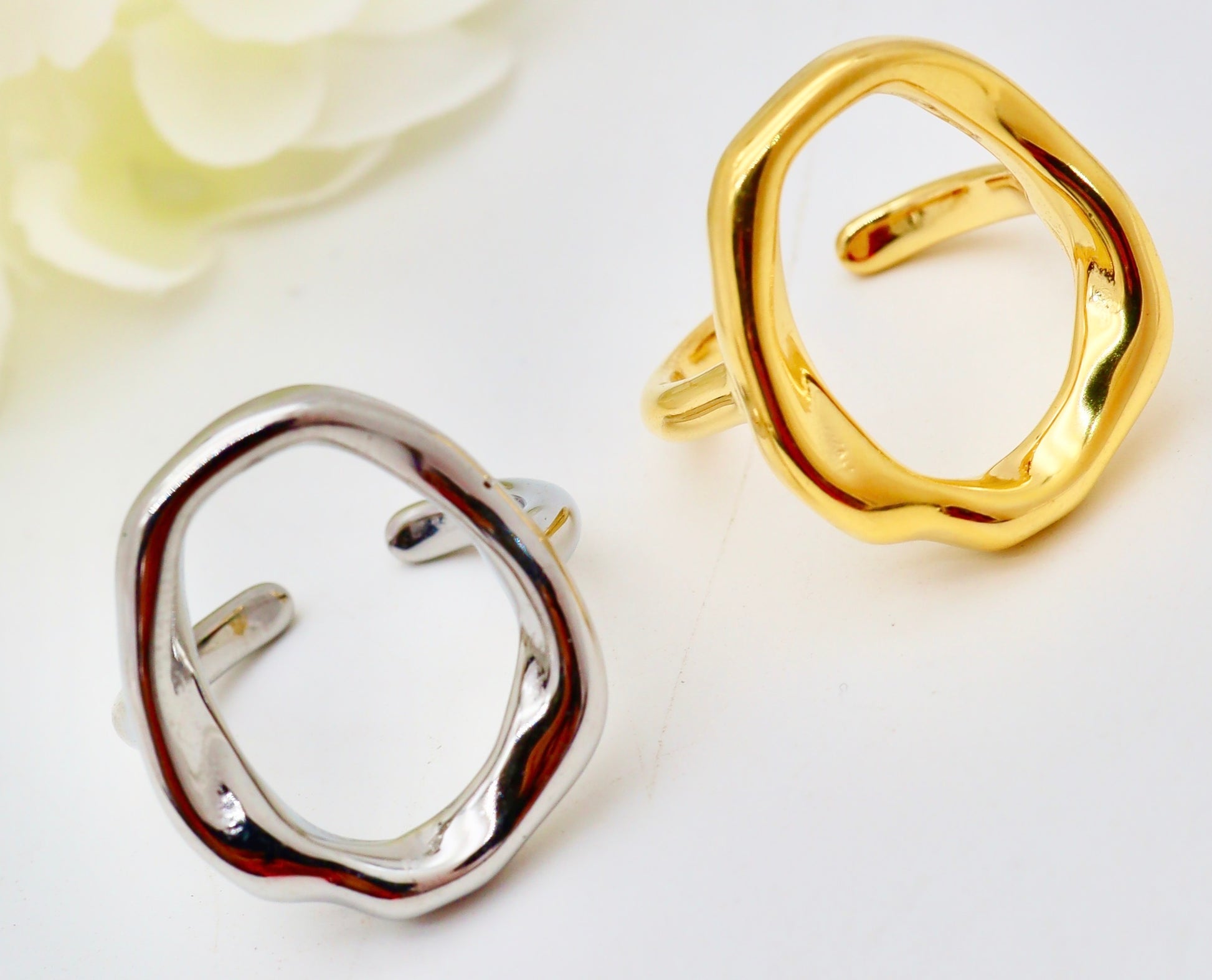 Bague cercle doré - design organique et élégant