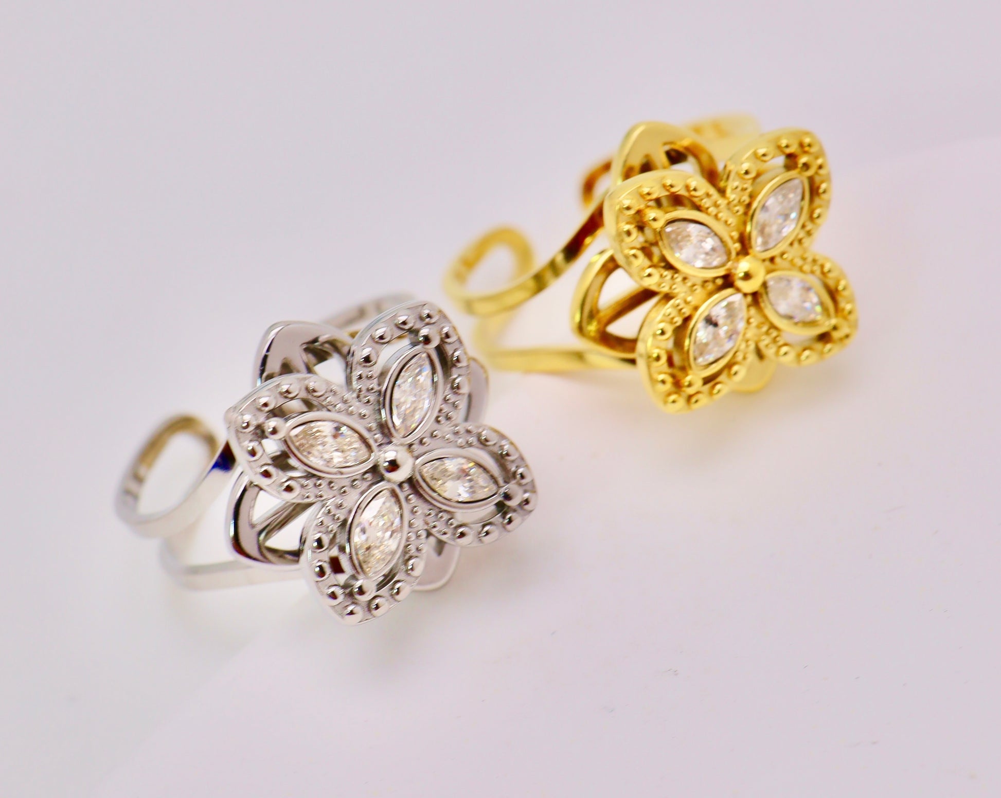 Bague Anti-Stress Fleur Élégante quatre pétales avec zircons– Doré ou Argenté
