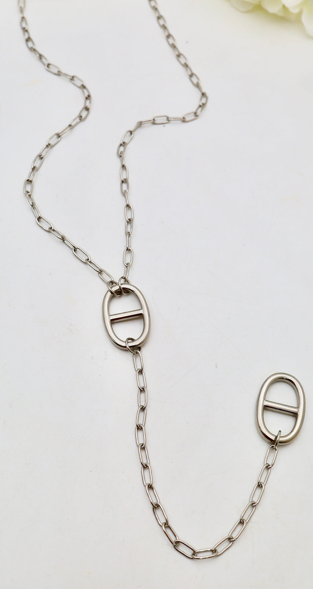 Collier long sautoir maille aéré avec symbole au milieu et à la fin du collier