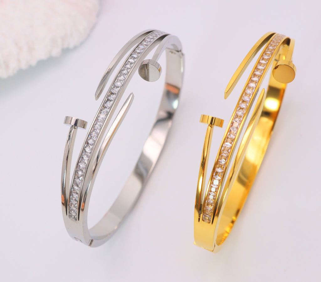 Bracelet Clou Élégance a plusieurs rang ouvert – Acier Inoxydable & Zircons