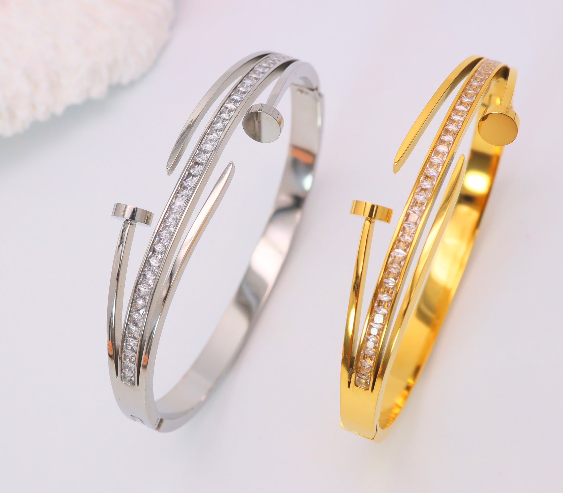 Bracelet Clou Élégance a plusieurs rang ouvert – Acier Inoxydable & Zircons