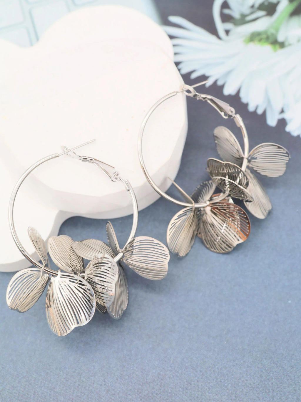 Boucles d’oreilles fleurs grand modele couleur argentés et dorée
