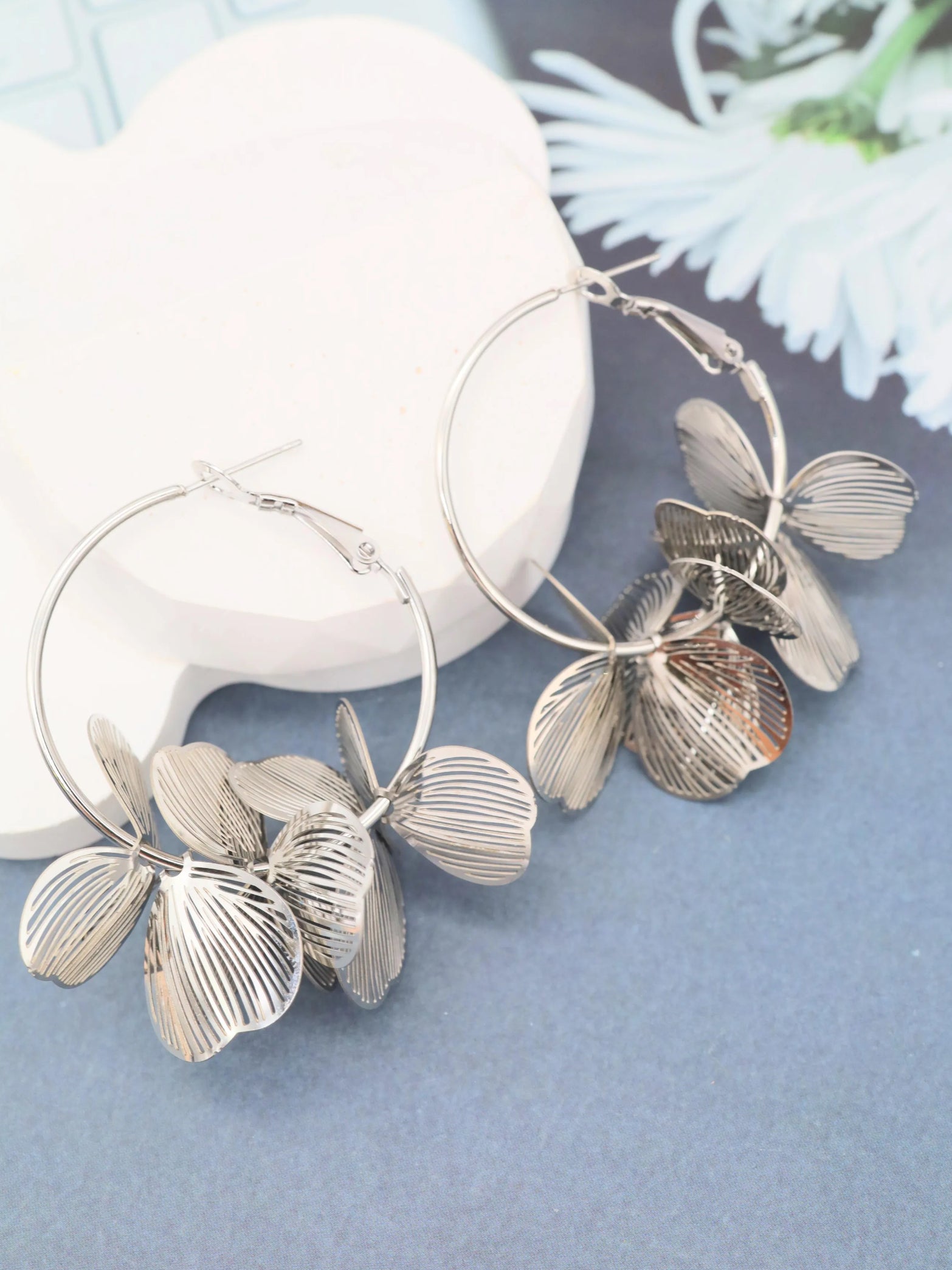 Boucles d’oreilles fleurs grand modele couleur argentés et dorée