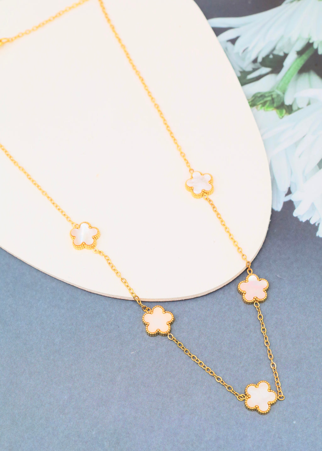 Collier Trèfles Blancs & Noirs Doré – Acier Inoxydable