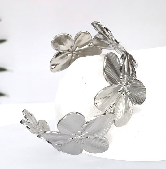 Jonc fleur tous le long du bracelet doré ou argenté