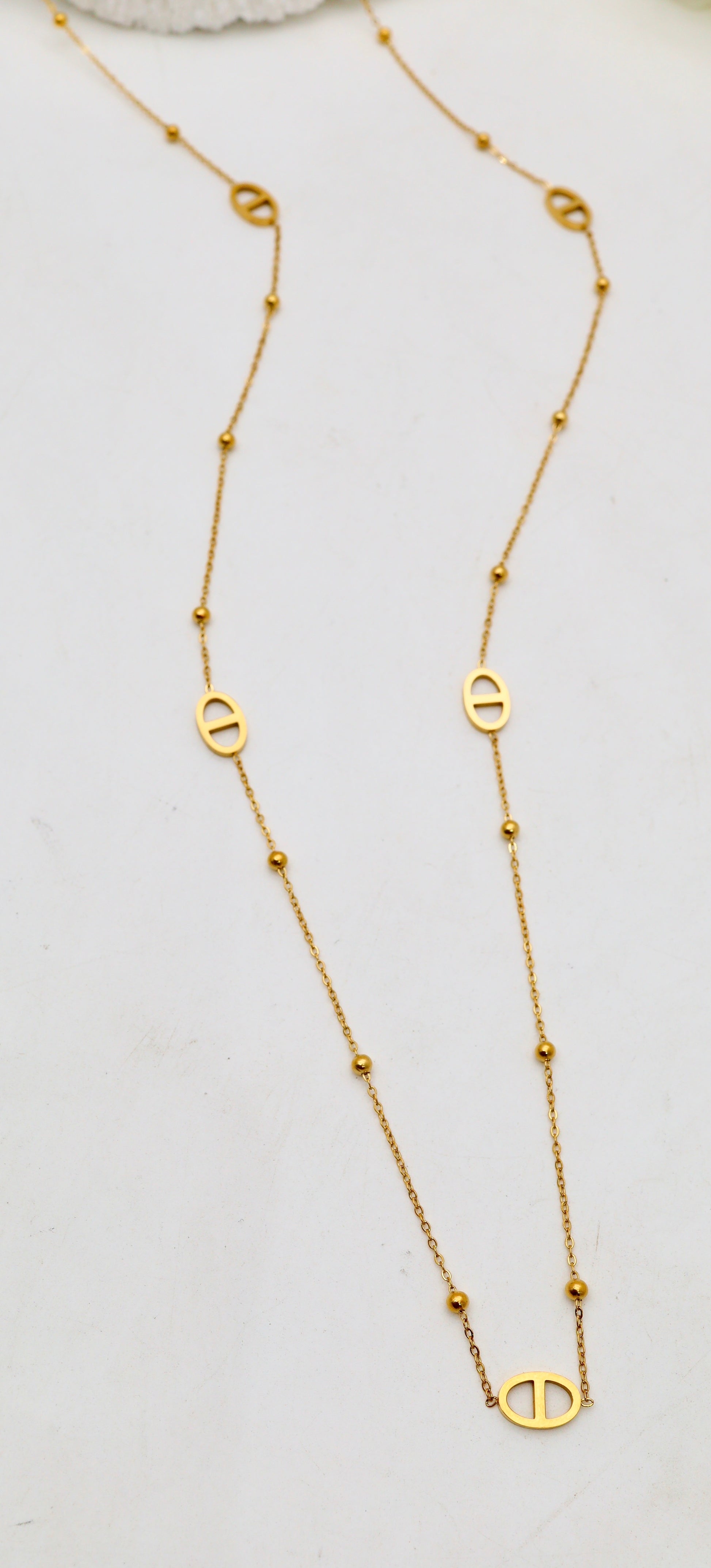 Sautoir maillon ovale et perles couleur or.Acier inoxydable, dorée ou argenté, ajustable ￼