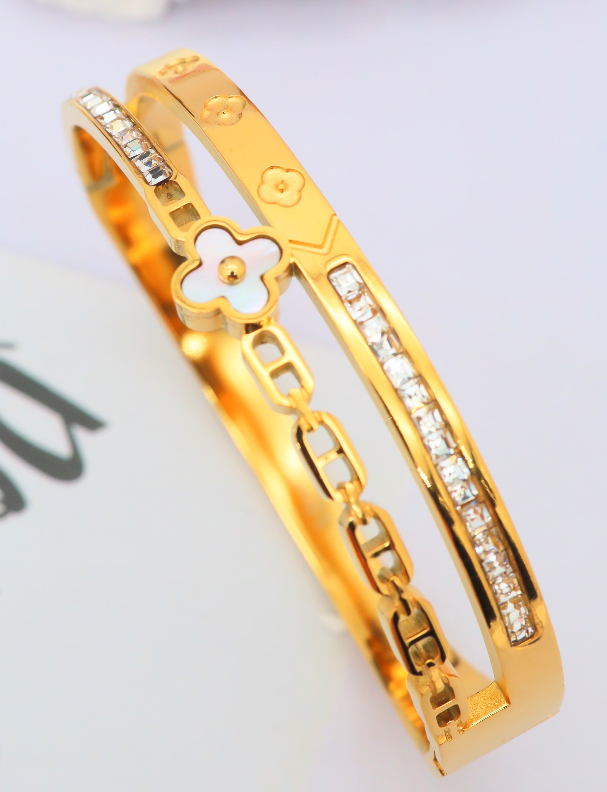 Bracelet fleur et jonc avec zircons,au milieu une fleur avec un effet d’acre.Acier inoxydable or ou argenté