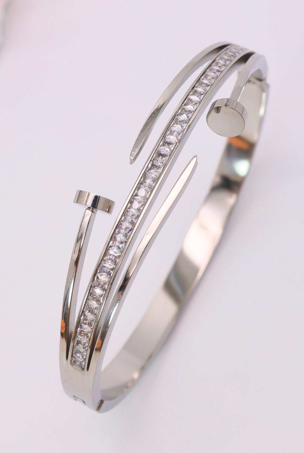 Bracelet Clou Élégance a plusieurs rang ouvert – Acier Inoxydable & Zircons