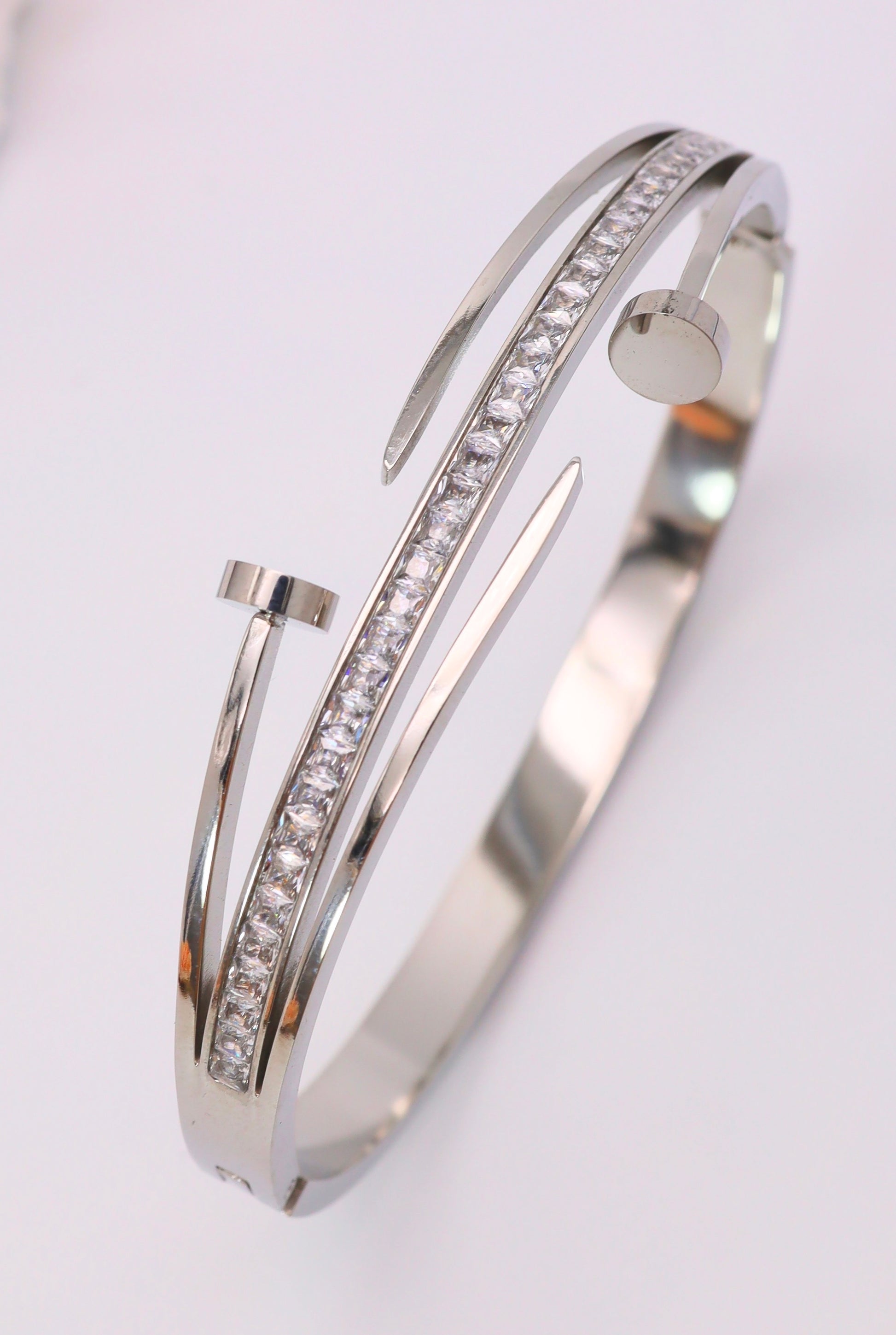 Bracelet Clou Élégance a plusieurs rang ouvert – Acier Inoxydable & Zircons