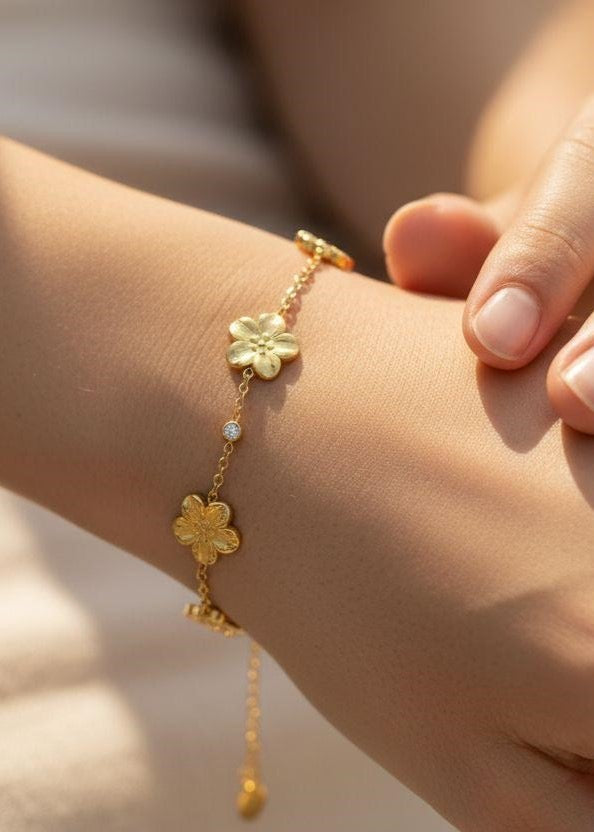 Bracelet fleurs délicates séparées d’un zircons– Acier inoxydable (Or ou Argent)