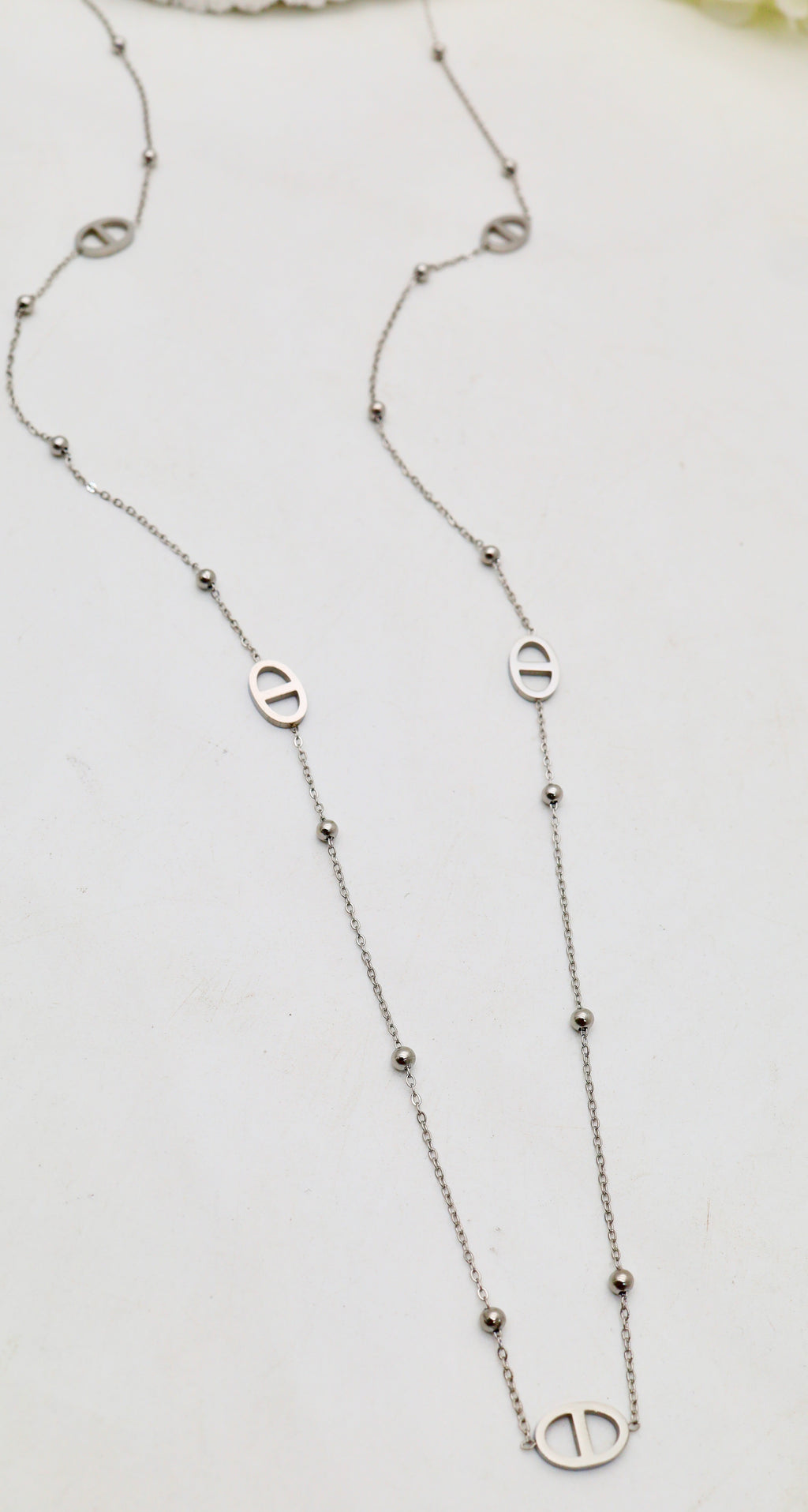 Sautoir maillon ovale et perles couleur or.Acier inoxydable, dorée ou argenté, ajustable ￼