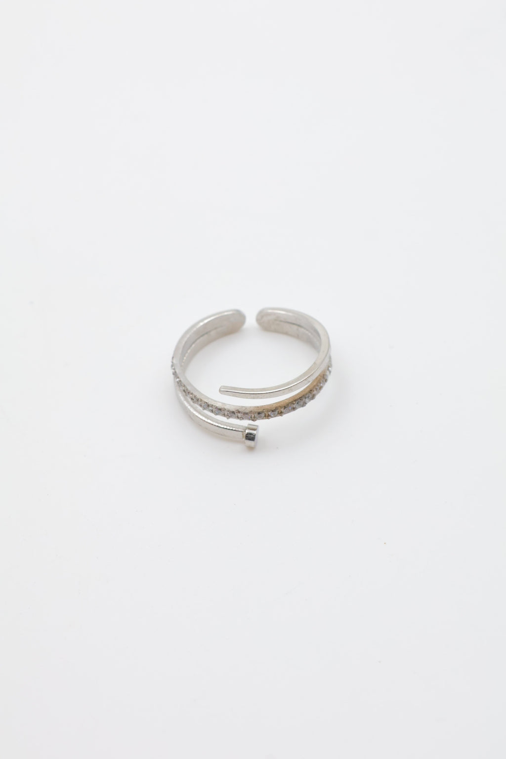 Bague avec clous est strass