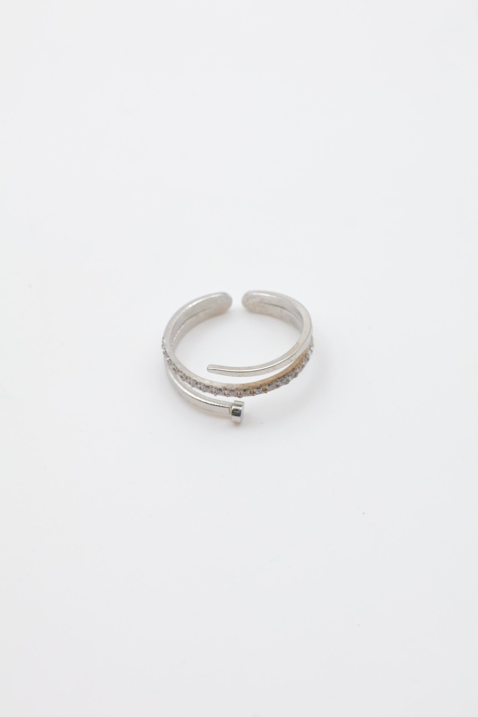 Bague avec clous est strass