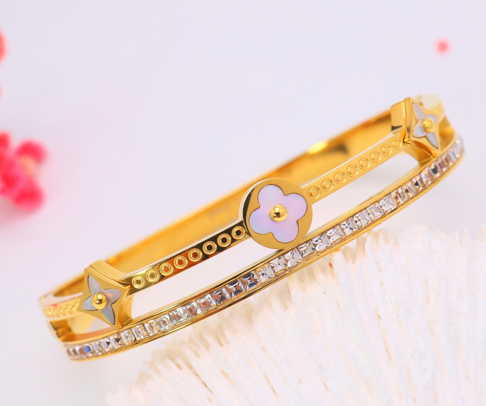 Bracelet manchette doré à motifs fleur et strass nacré plusieurs symboles￼– Acier inoxydable