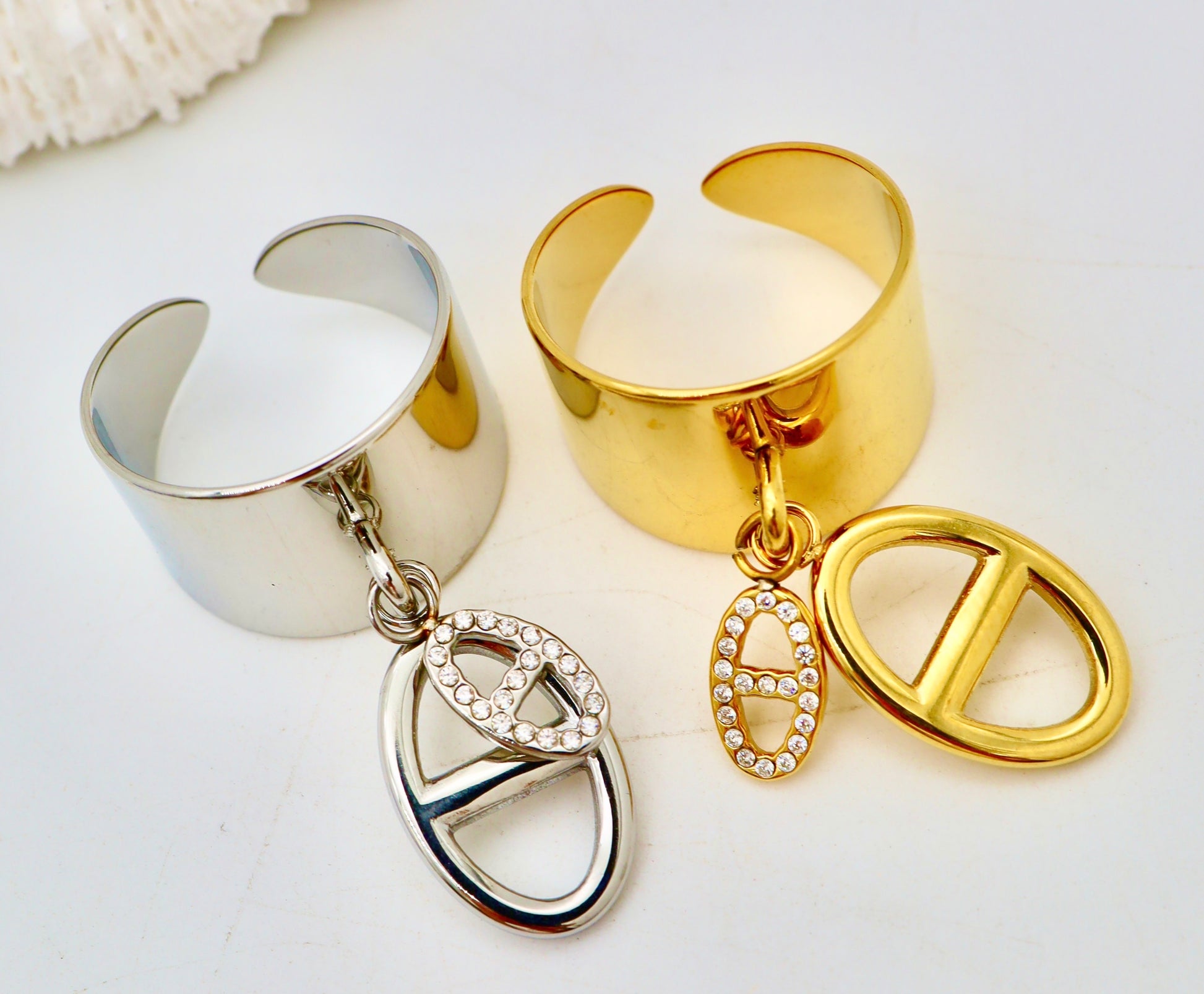 Bague stylisée avec deux Breloque avec un symbole plus grand que l’autre