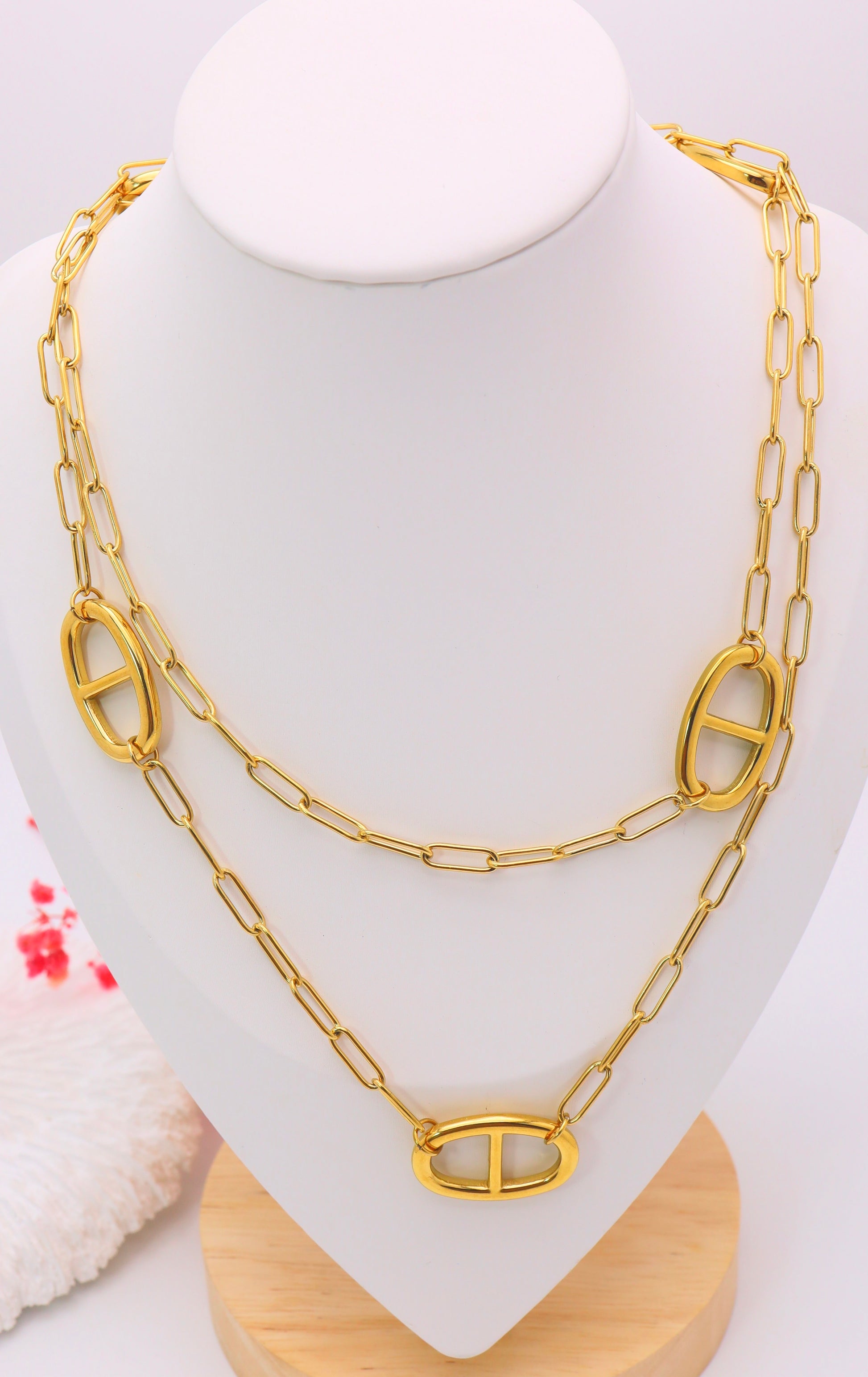 Sautoirs or et argentés grosse maille avec insigne