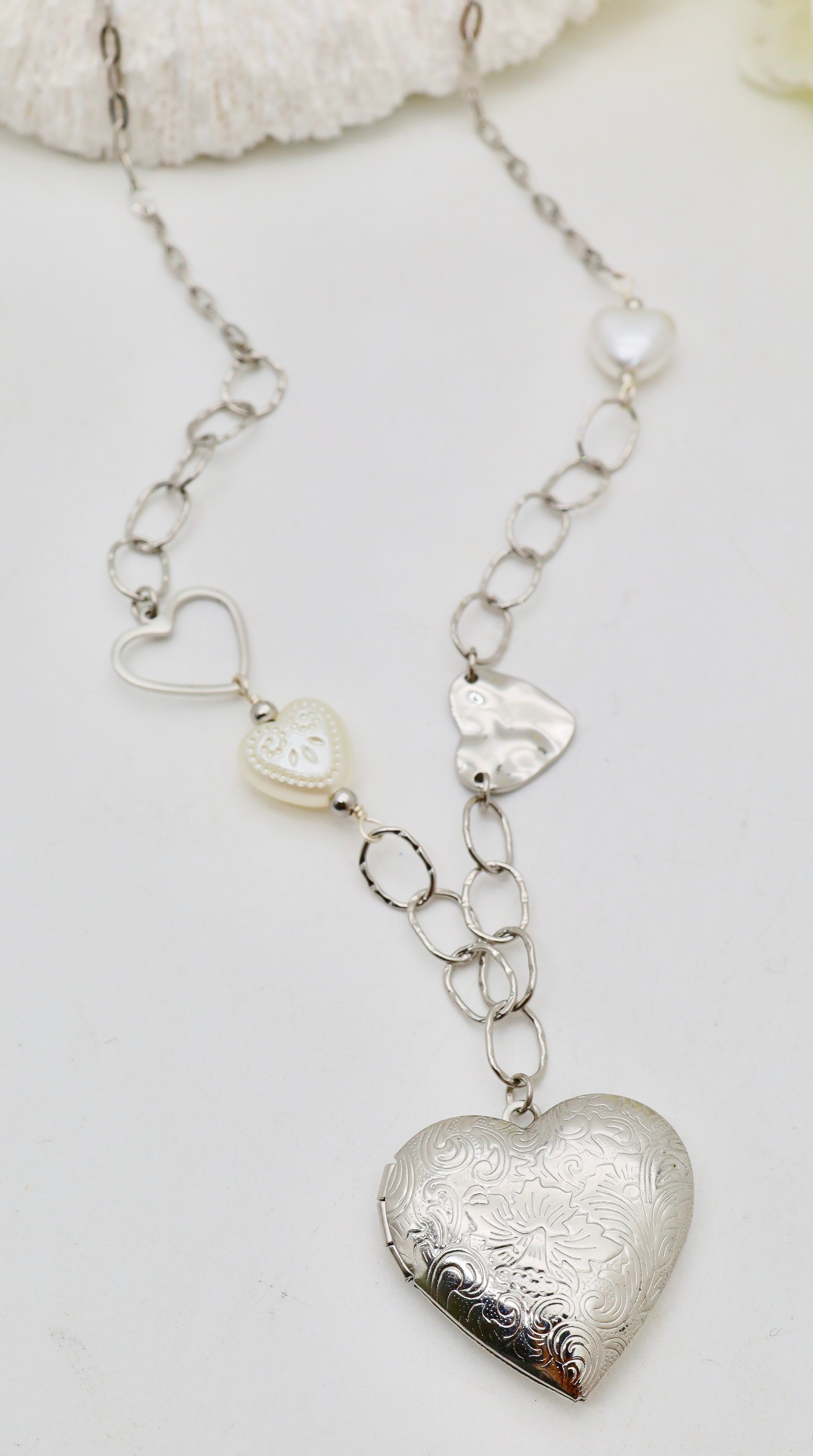 Collier Médaillon Cœur qui s’ouvre & Perles – Acier Inoxydable-Doré ou Argenté