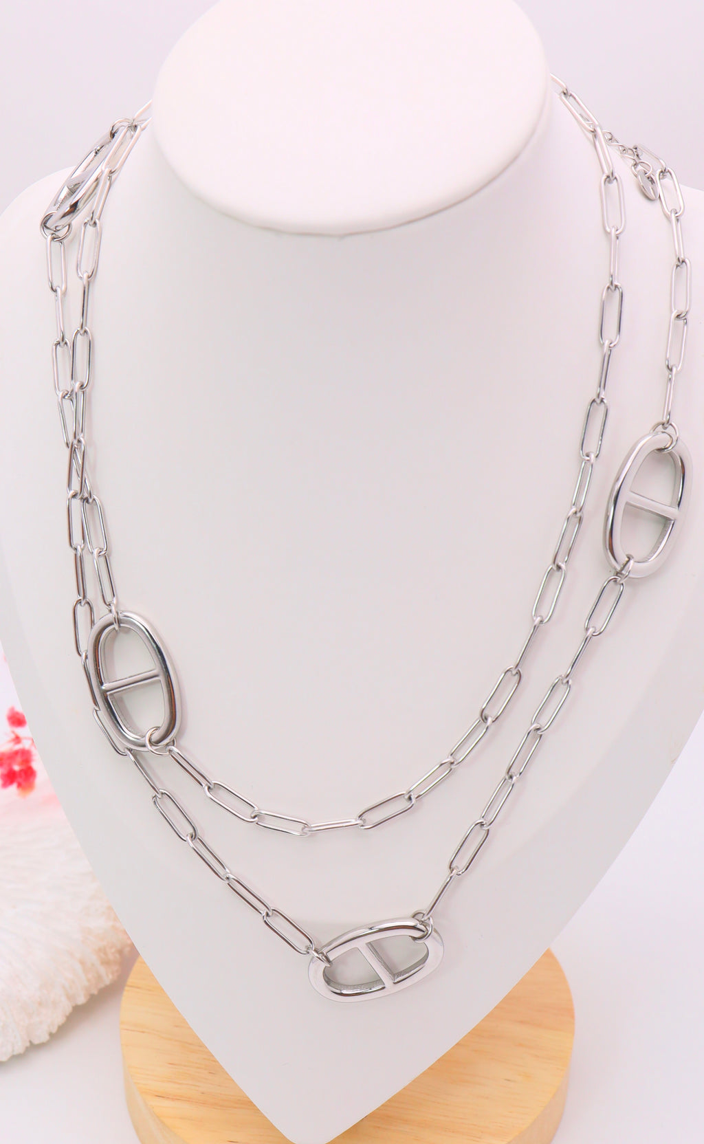 Sautoirs or et argentés grosse maille avec insigne