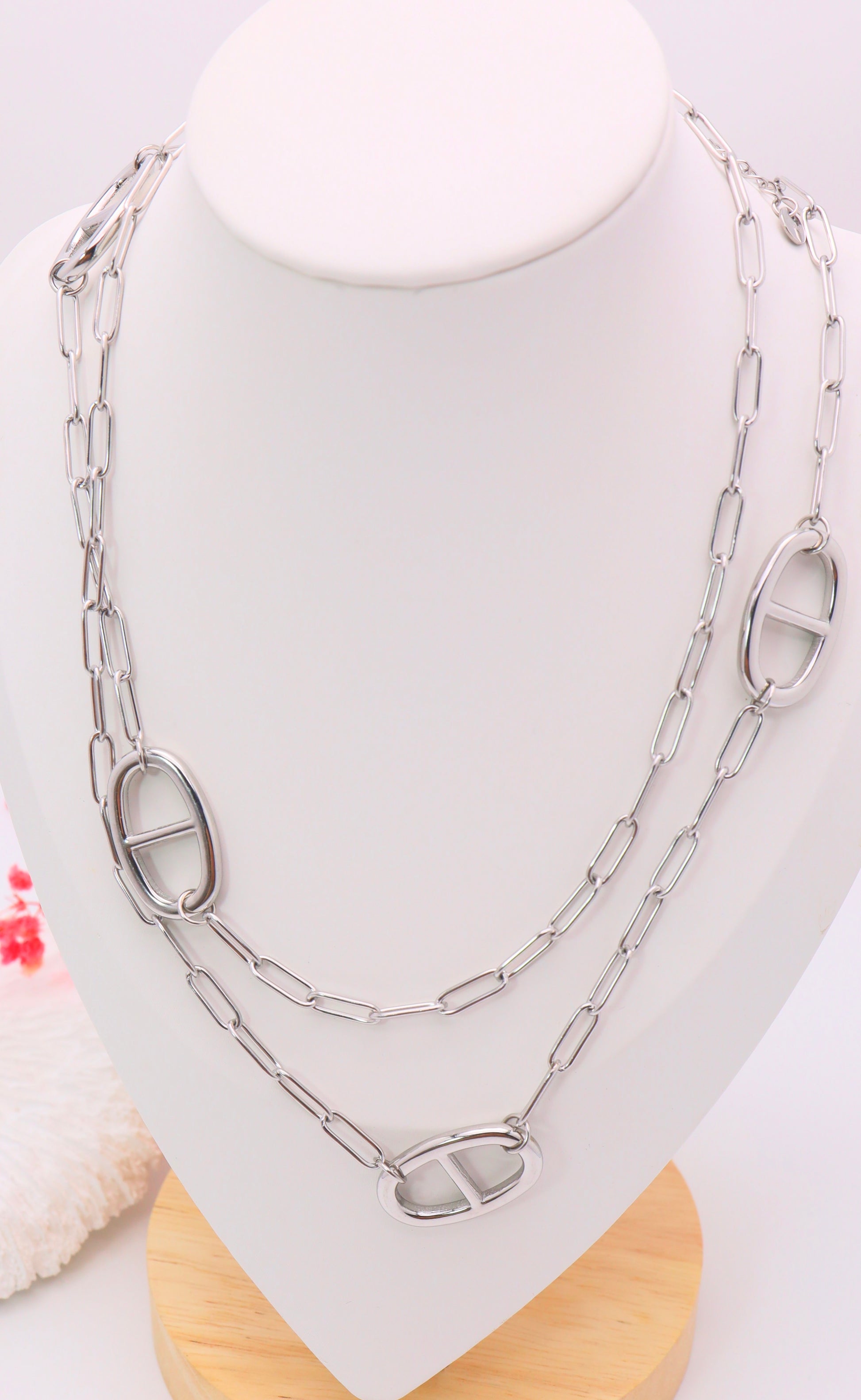 Sautoirs or et argentés grosse maille avec insigne