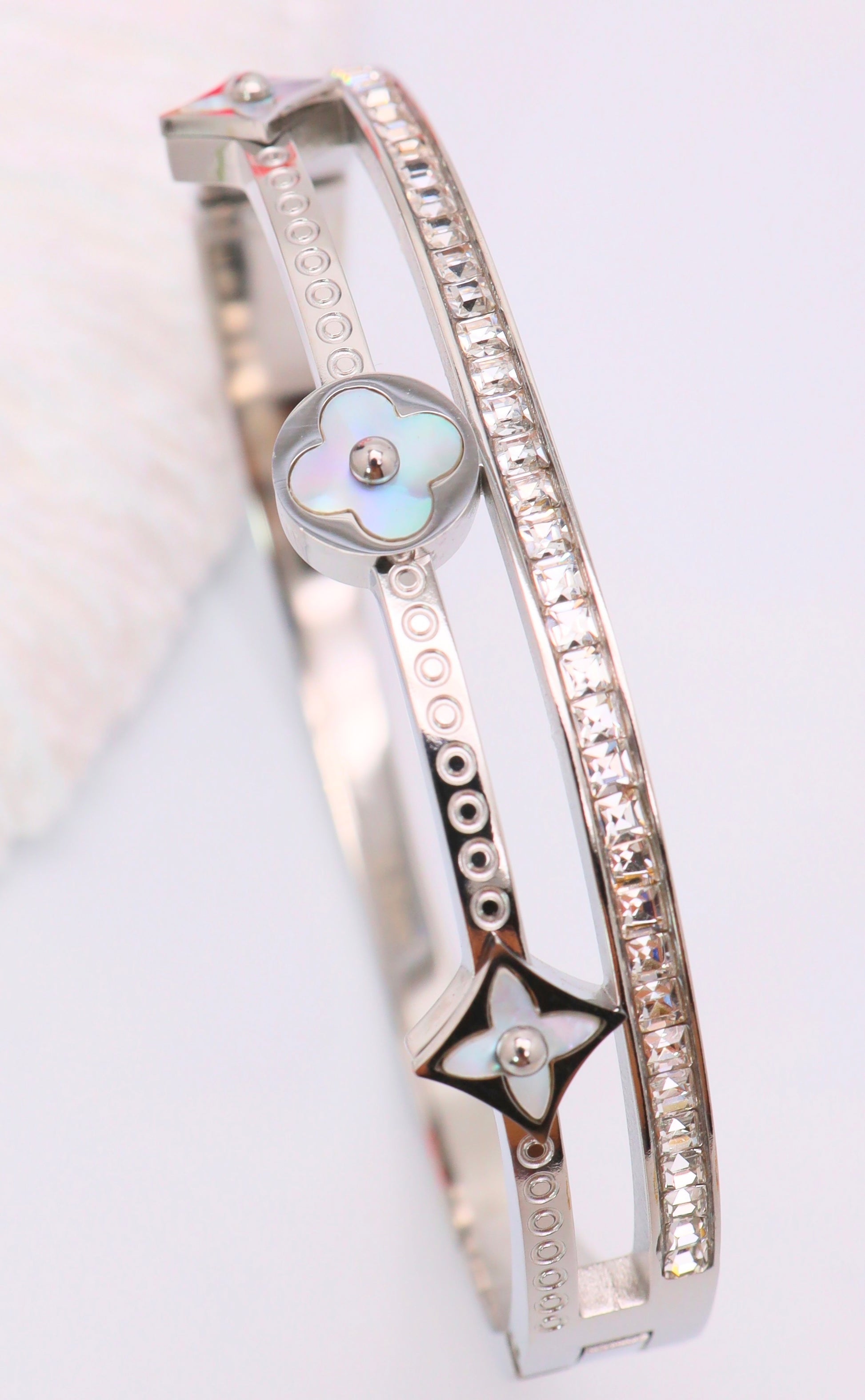 Bracelet manchette doré à motifs fleur et strass nacré plusieurs symboles￼– Acier inoxydable