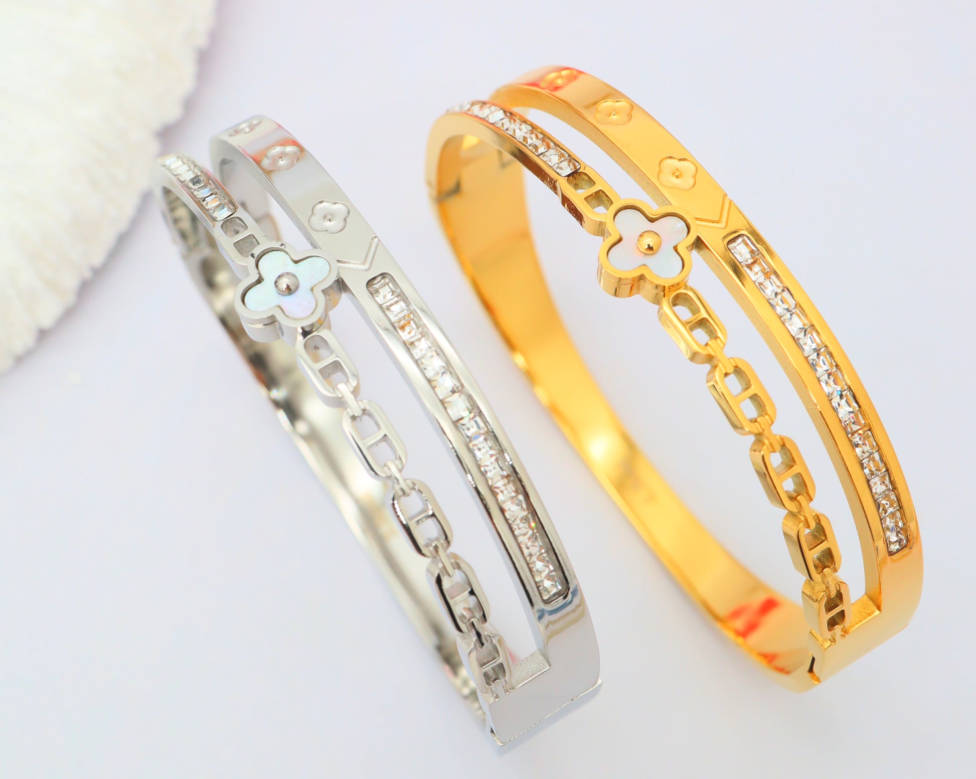 Bracelet fleur et jonc avec zircons,au milieu une fleur avec un effet d’acre.Acier inoxydable or ou argenté