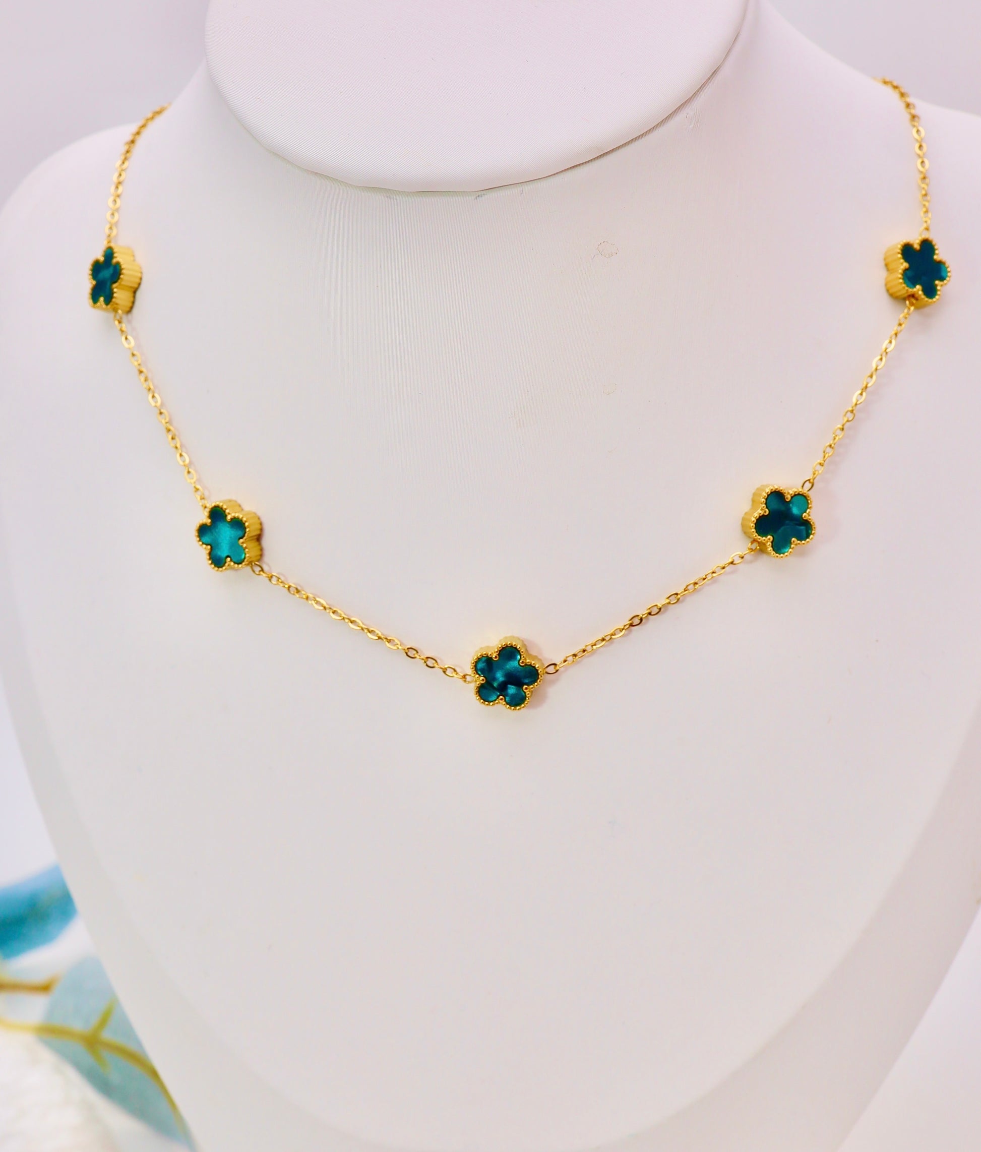 Collier modele plus petit de Trèfles  Colorés Doré – Acier Inoxydable