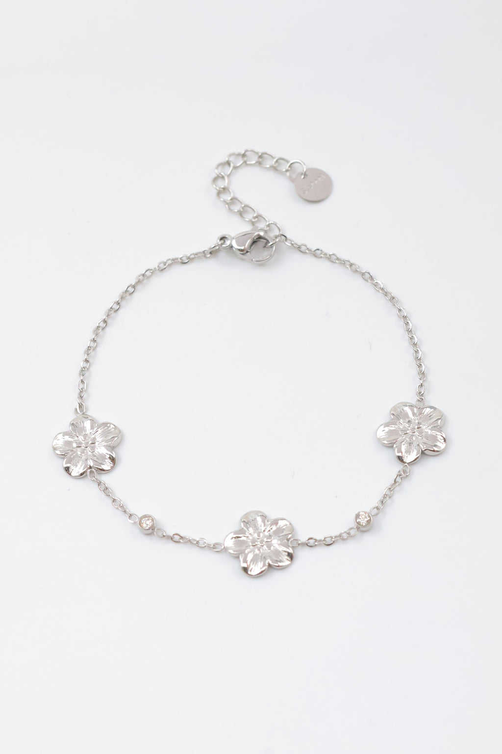 Bracelet fleurs délicates séparées d’un zircons– Acier inoxydable (Or ou Argent)