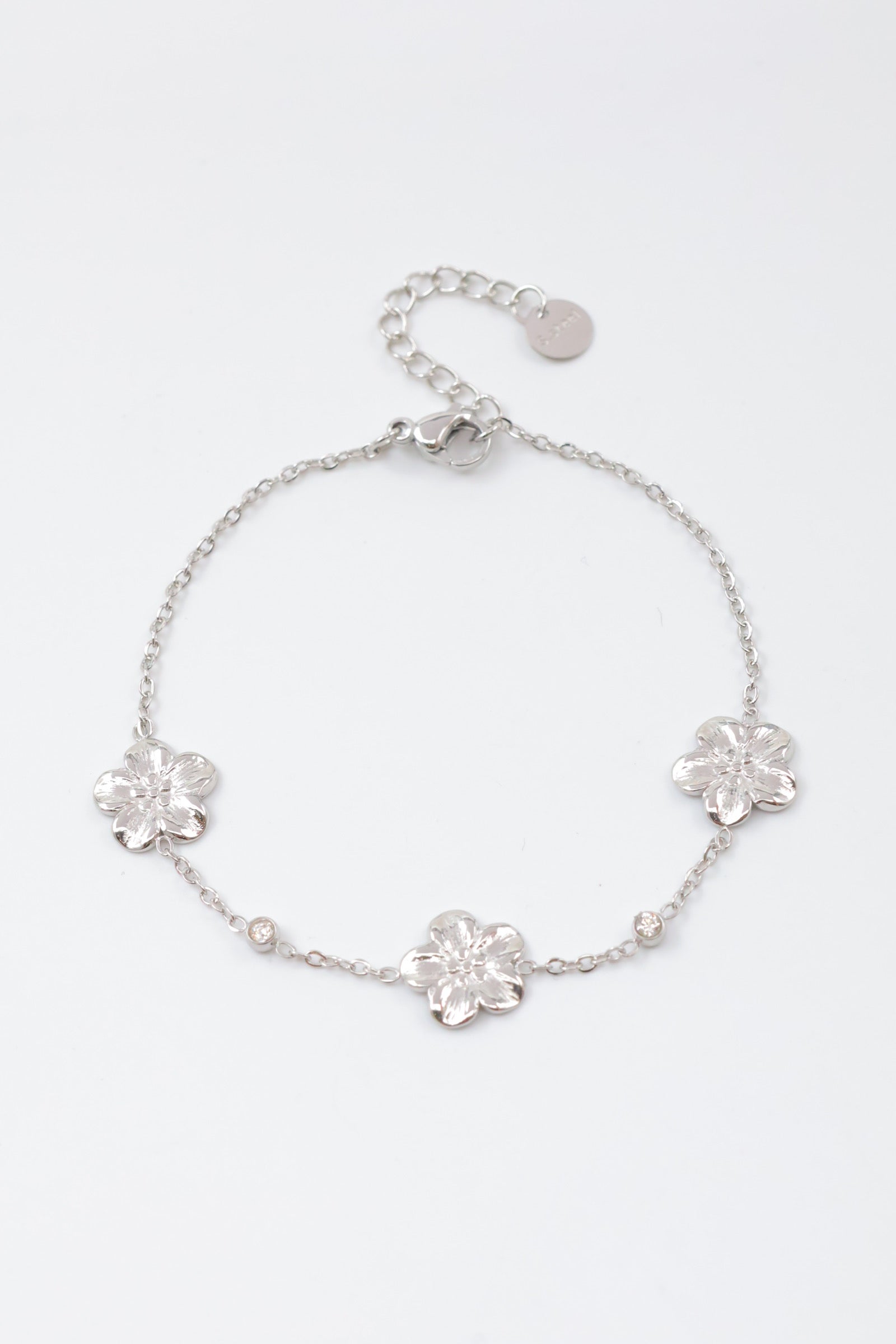 Bracelet fleurs délicates séparées d’un zircons– Acier inoxydable (Or ou Argent)