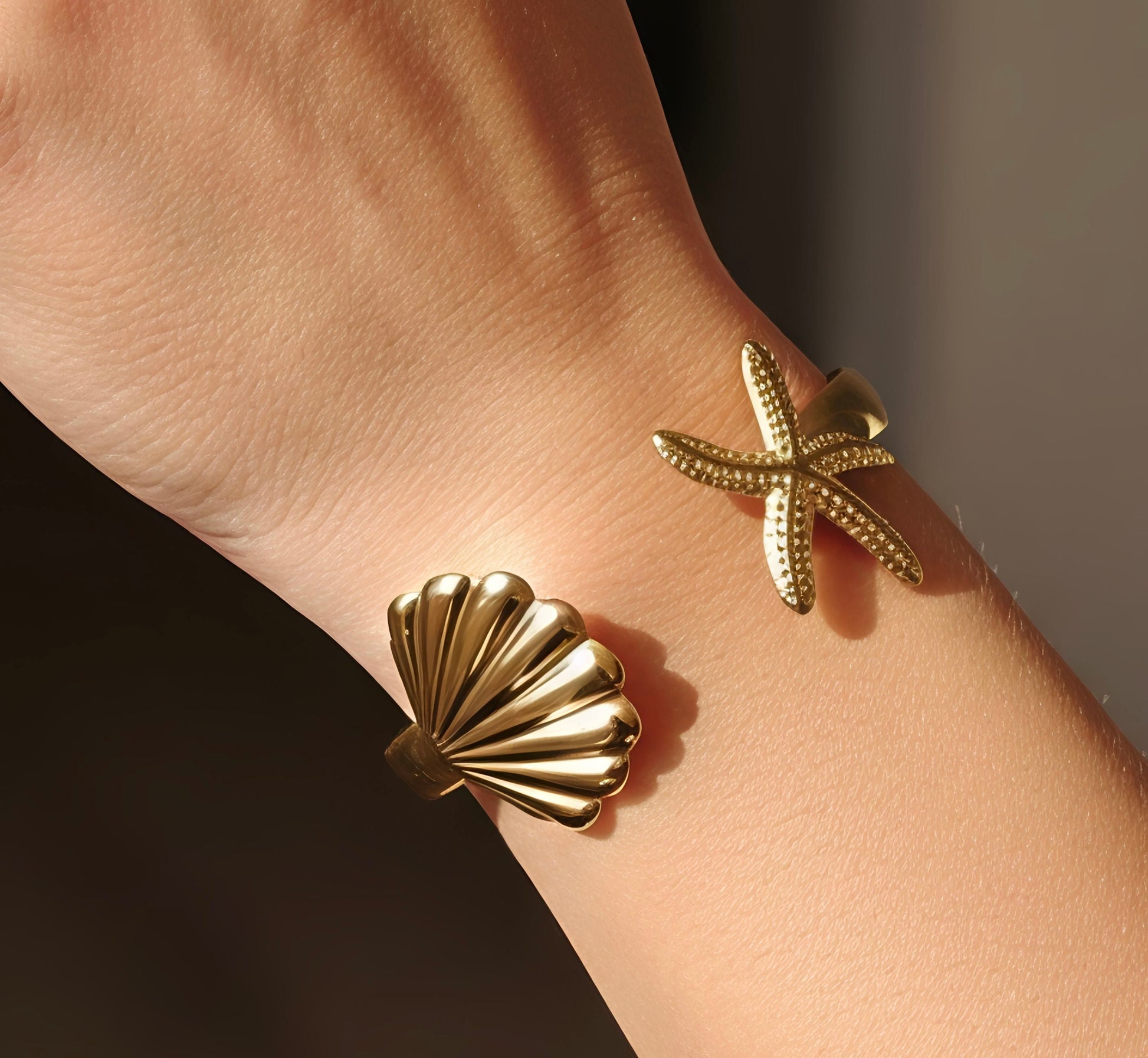 Bracelet manchette coquillage & étoile de mer en acier inoxydable doré