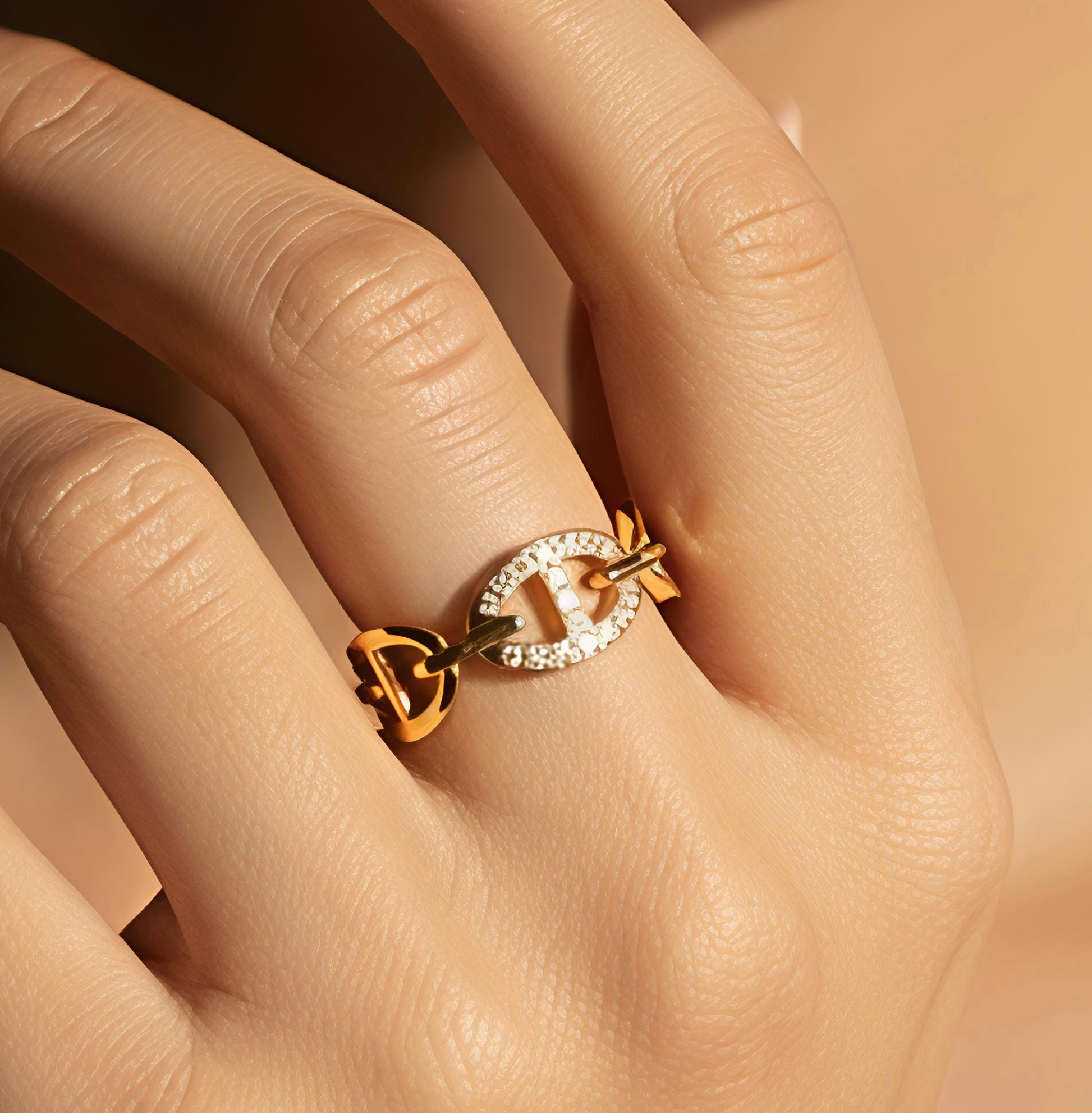 Bague élégante sertie de strass en acier inoxydable doré ou argenté ajustable