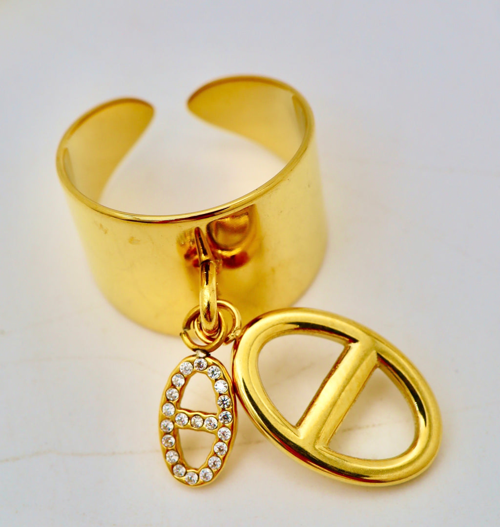 Bague stylisée avec deux Breloque avec un symbole plus grand que l’autre