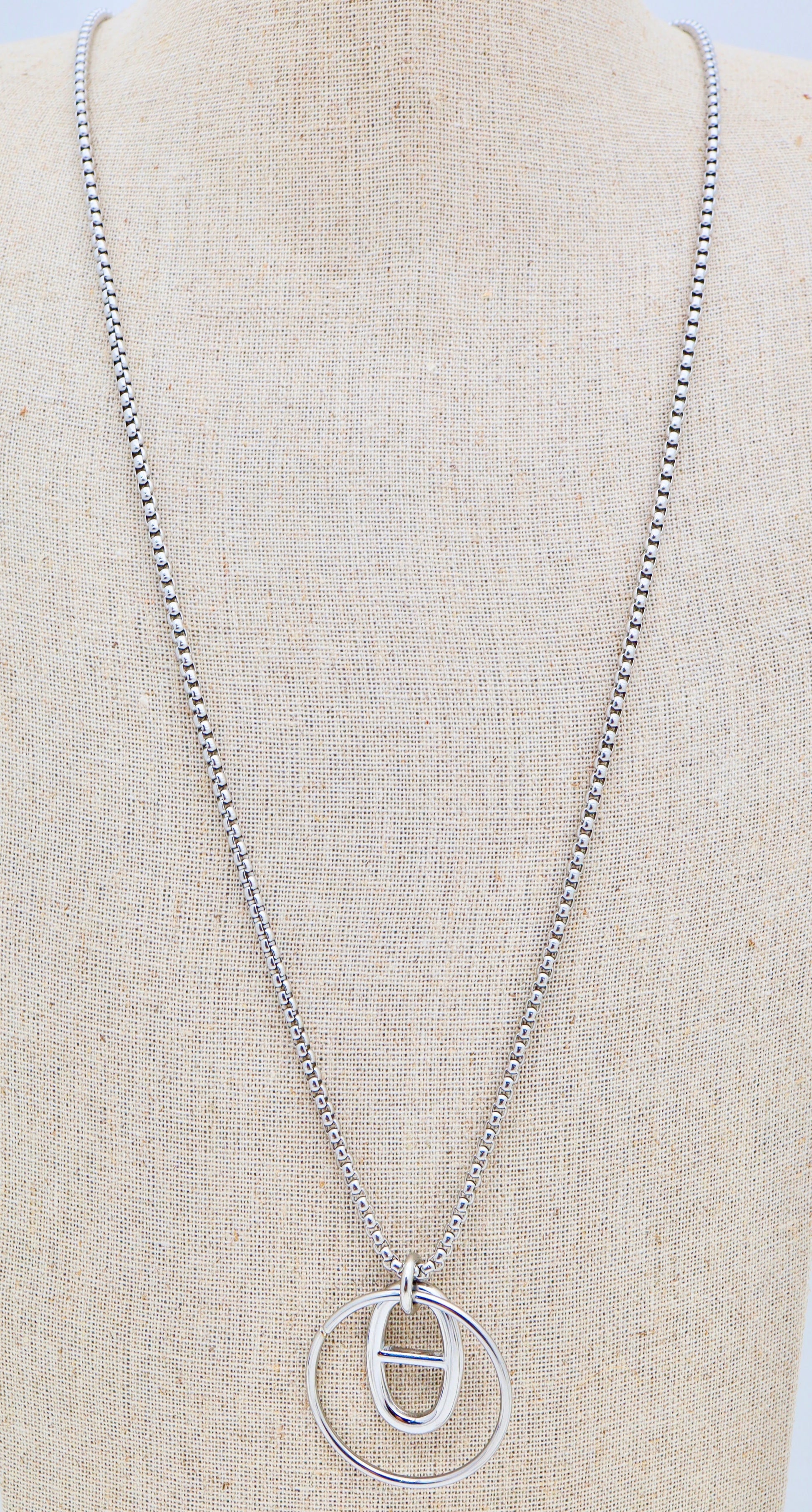 Sautoir Long à Médaillon Ovale – Acier Inoxydable Doré ou Argenté