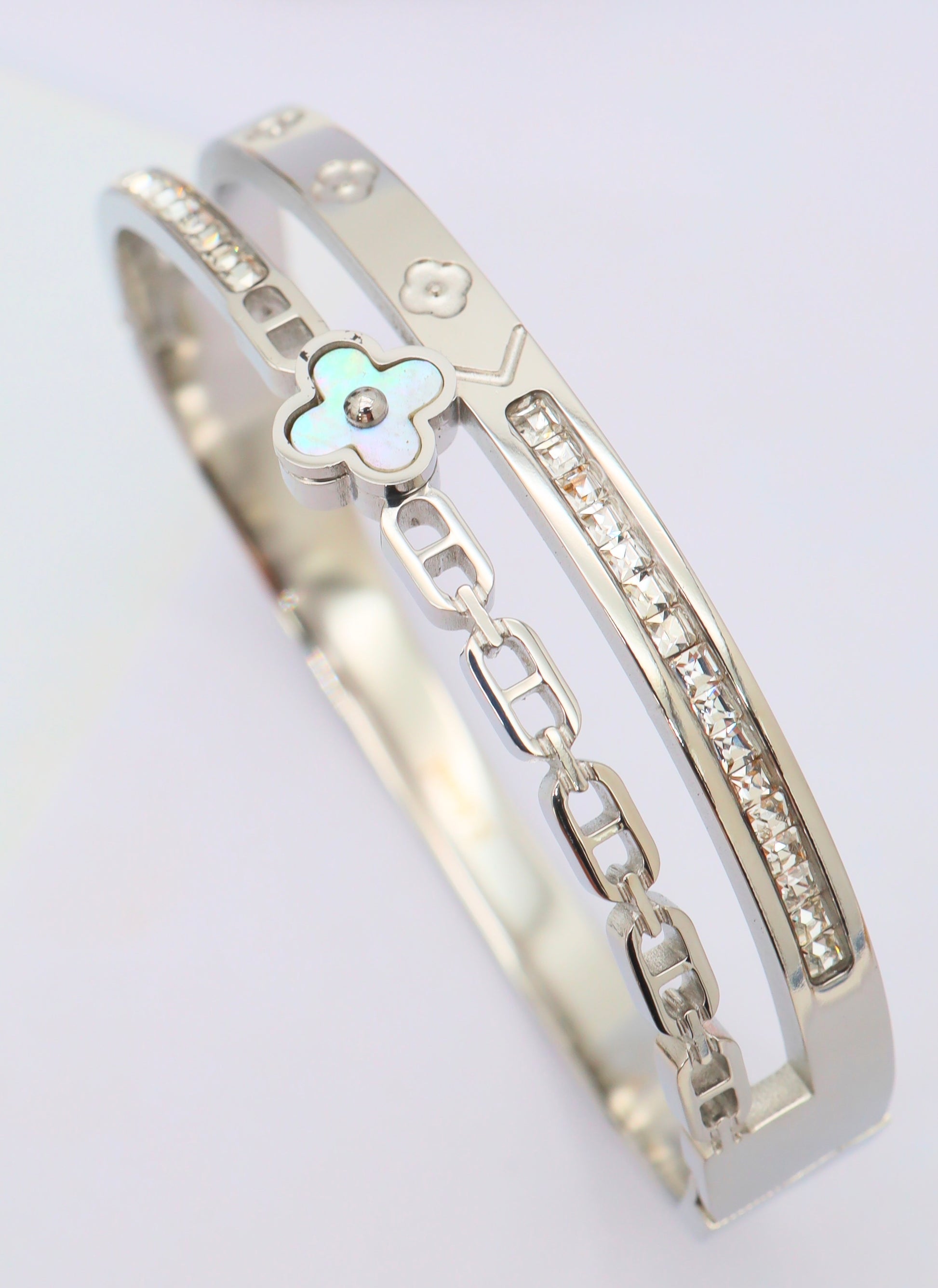 Bracelet fleur et jonc avec zircons,au milieu une fleur avec un effet d’acre.Acier inoxydable or ou argenté