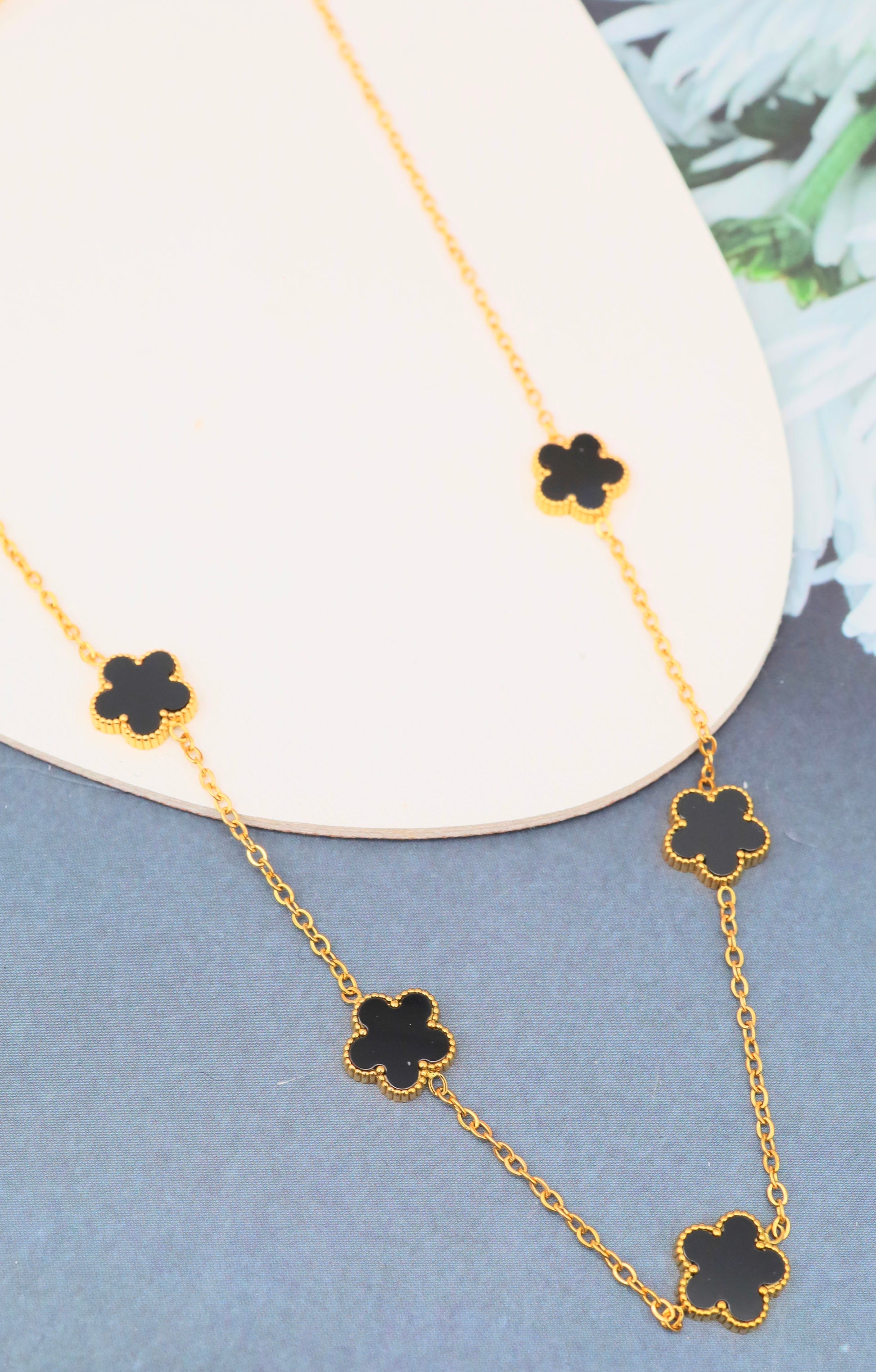 Collier Trèfles Blancs & Noirs Doré – Acier Inoxydable