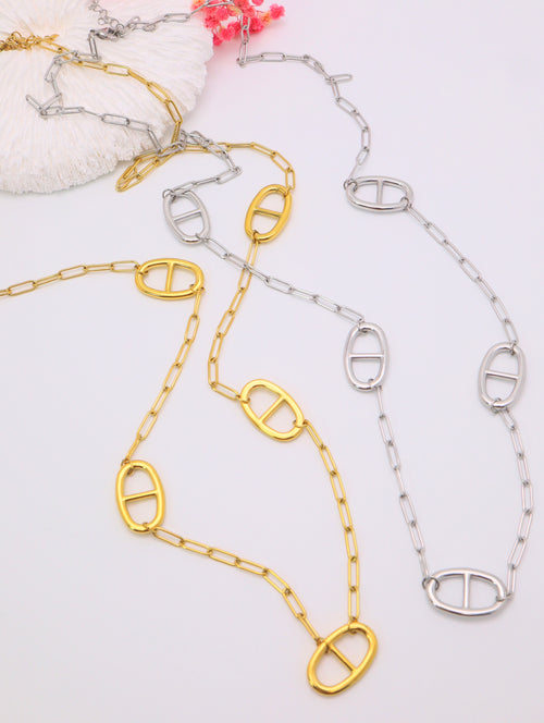 Sautoirs or et argentés grosse maille avec insigne