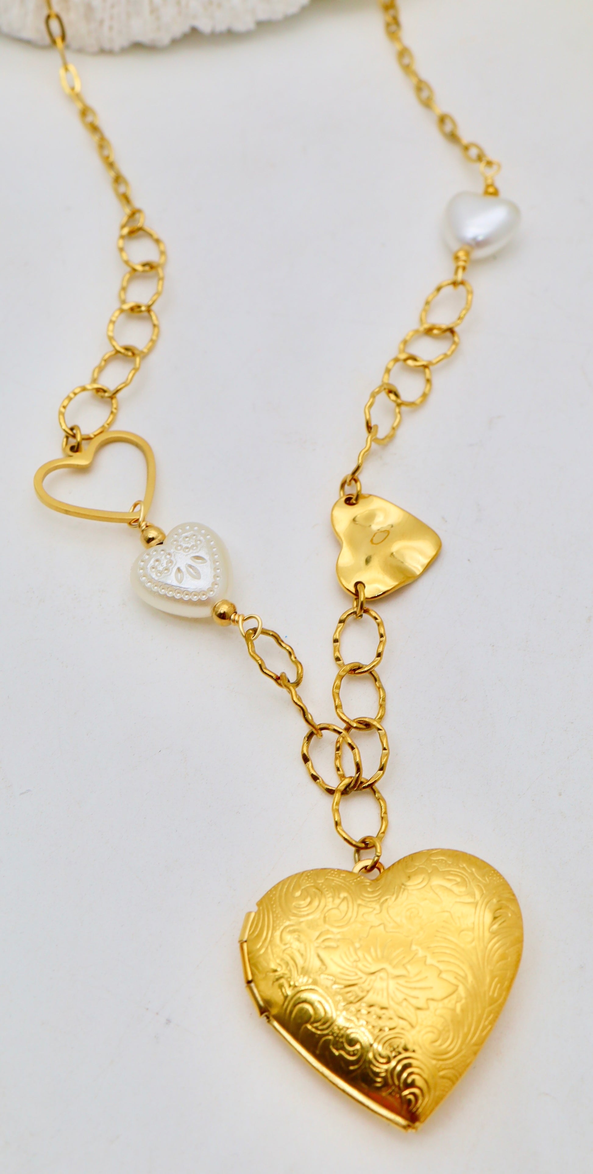 Collier Médaillon Cœur qui s’ouvre & Perles – Acier Inoxydable-Doré ou Argenté