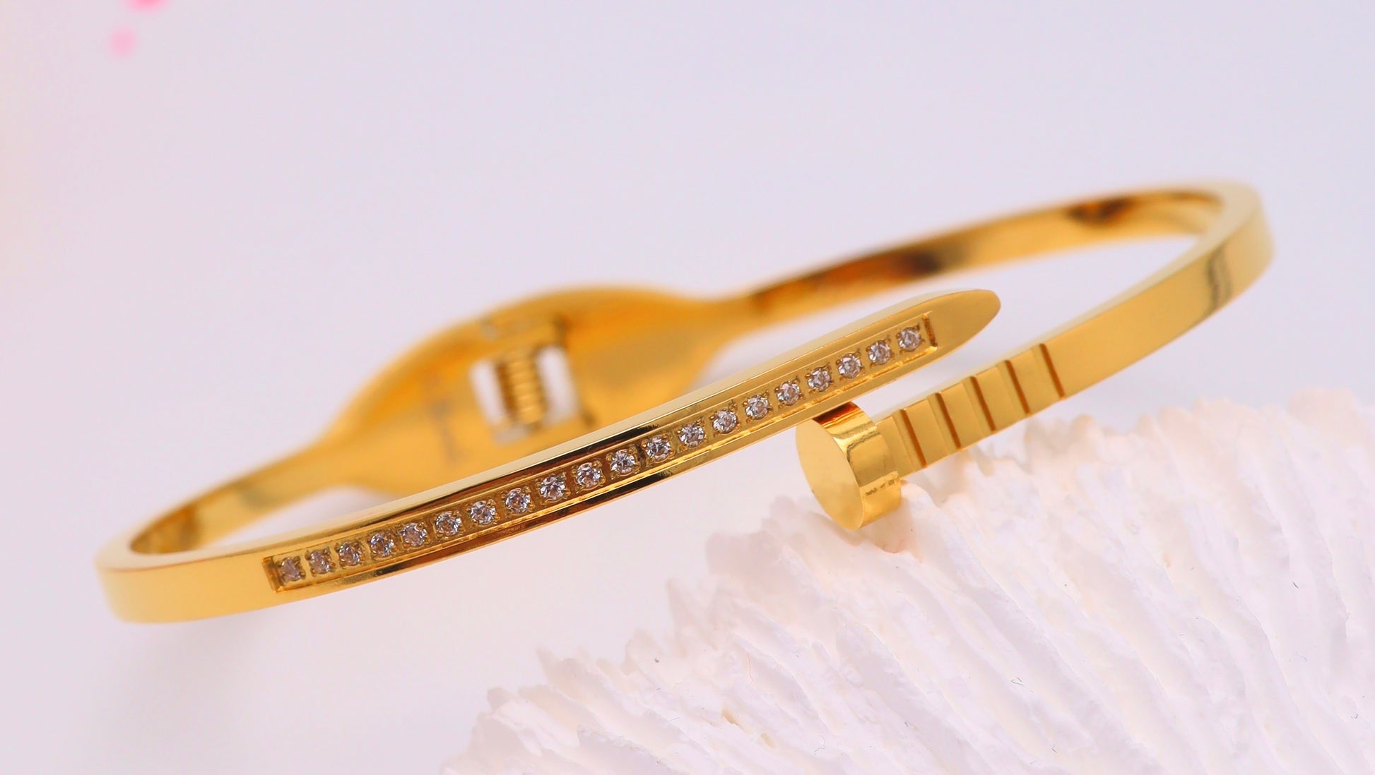 Bracelet Clou Élégance-Acier inoxydable doré &zircons