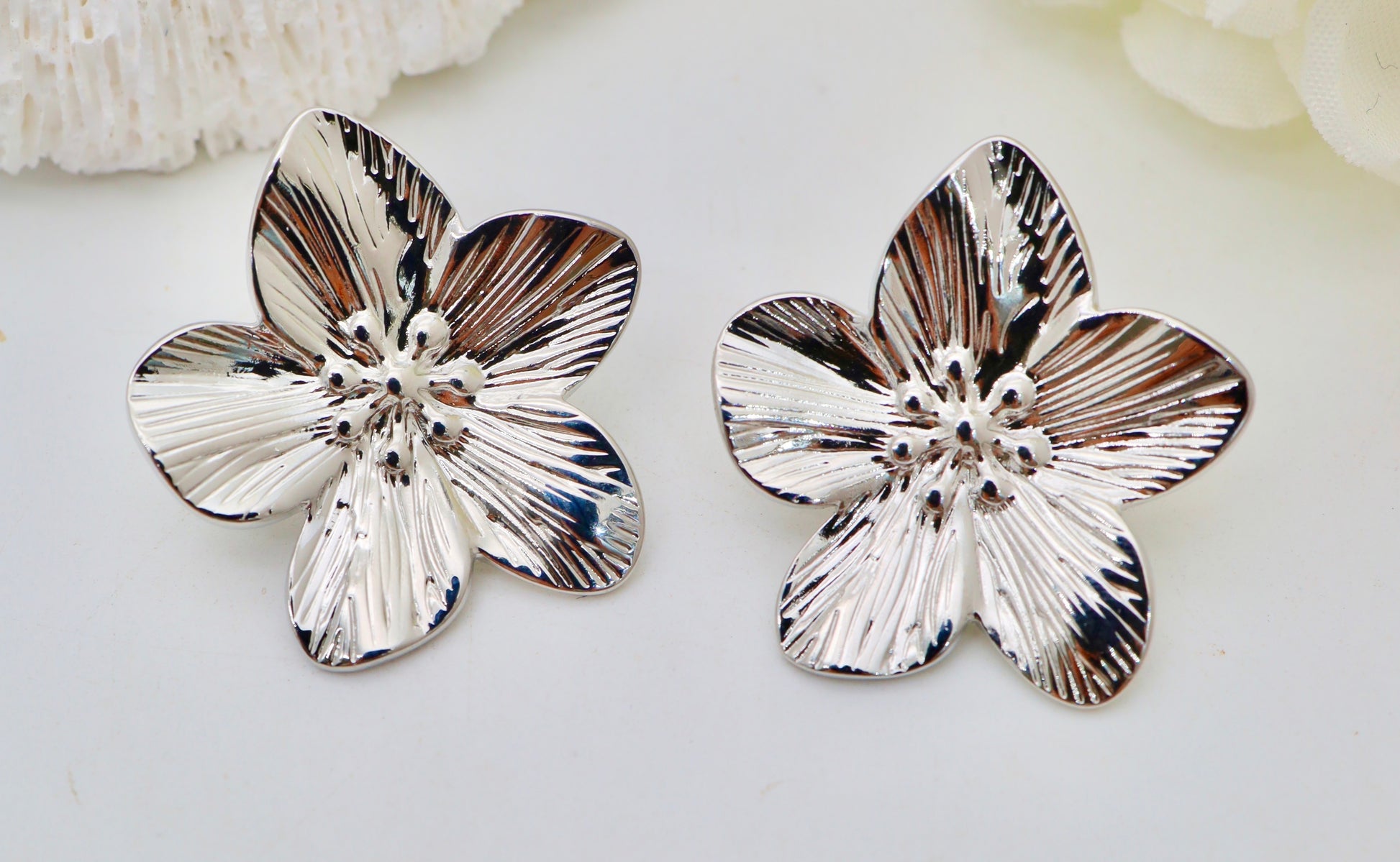 Boucle d’oreille fleur- Acier inoxydable choix doré ou argenté ￼