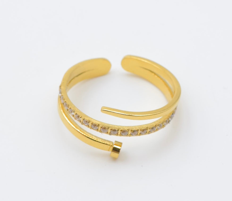 Bague avec clous est strass